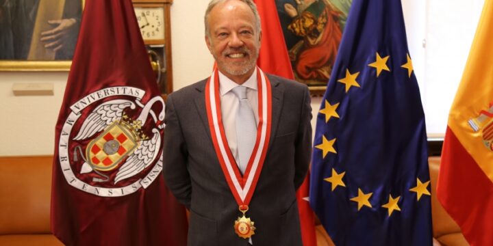 Ricardo Alonso Garcia é condecorado por associação do bicentenário peruano