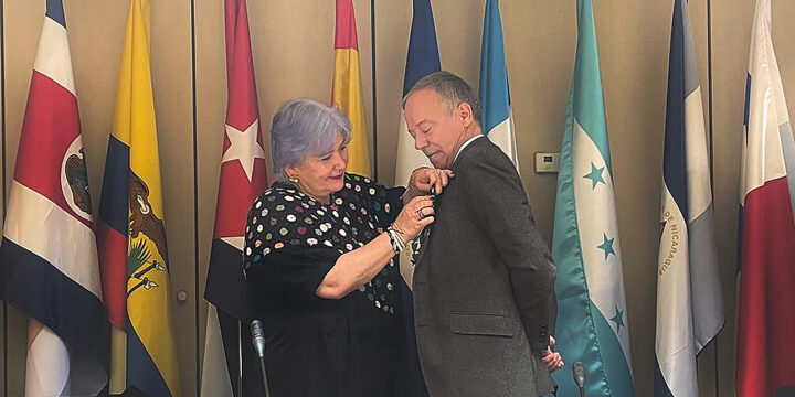 Ricardo Alonso Garcia é condecorado pelo Parlamento Andino
